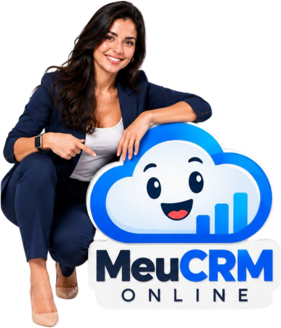 Consultora sorrindo ao lado da placa do MeuCRM Online